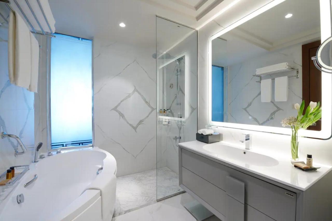 Wyndham Grand Doha West Bay Beach Екстериор снимка Bathroom