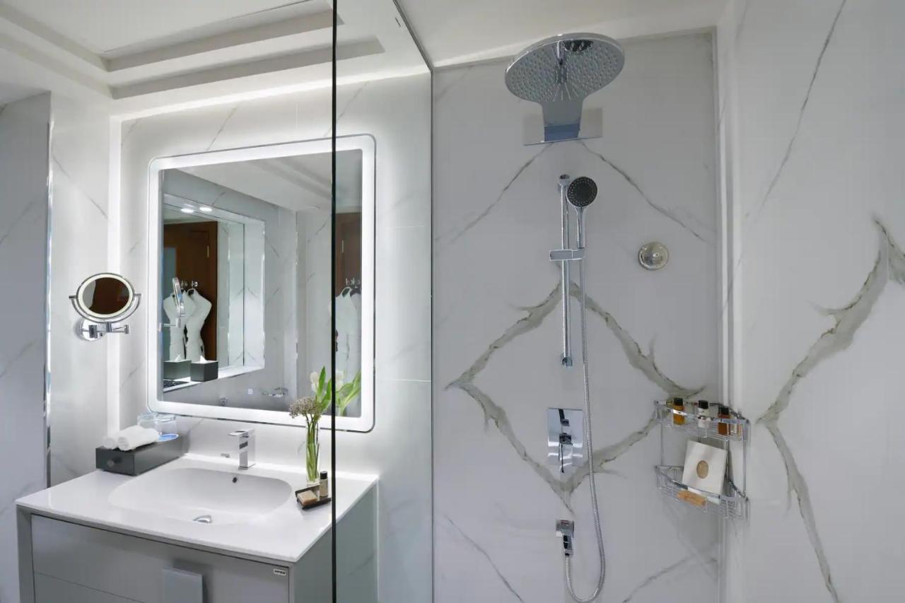 Wyndham Grand Doha West Bay Beach Екстериор снимка Bathroom