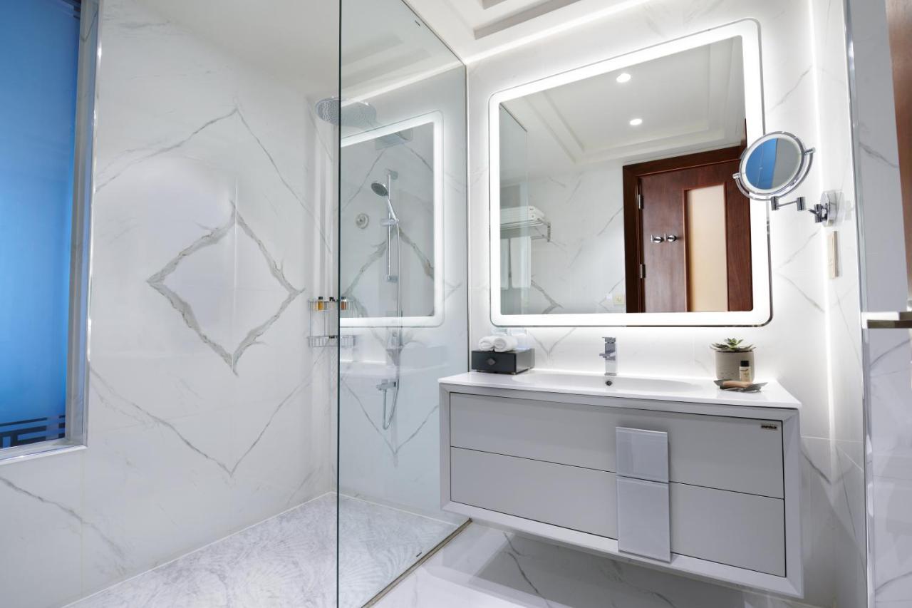 Wyndham Grand Doha West Bay Beach Екстериор снимка Bathroom