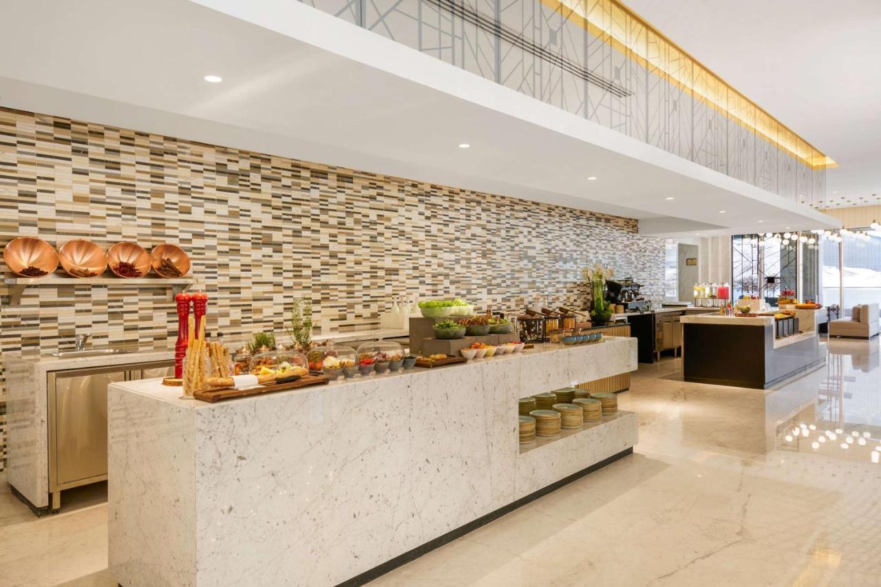Wyndham Grand Doha West Bay Beach Екстериор снимка The buffet at the lobby