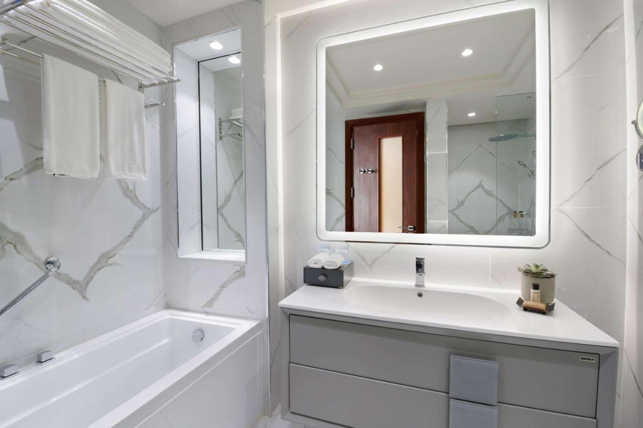 Wyndham Grand Doha West Bay Beach Екстериор снимка Bathroom