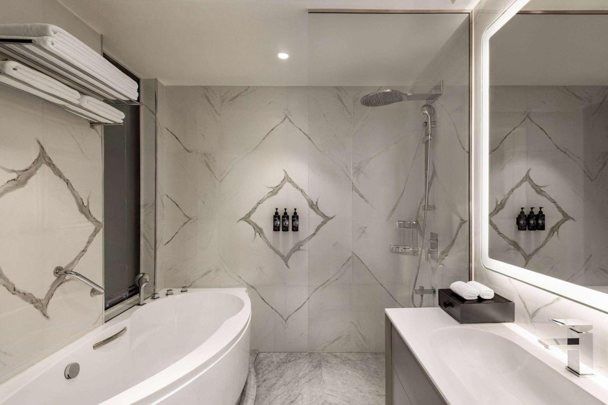 Wyndham Grand Doha West Bay Beach Екстериор снимка Bathroom