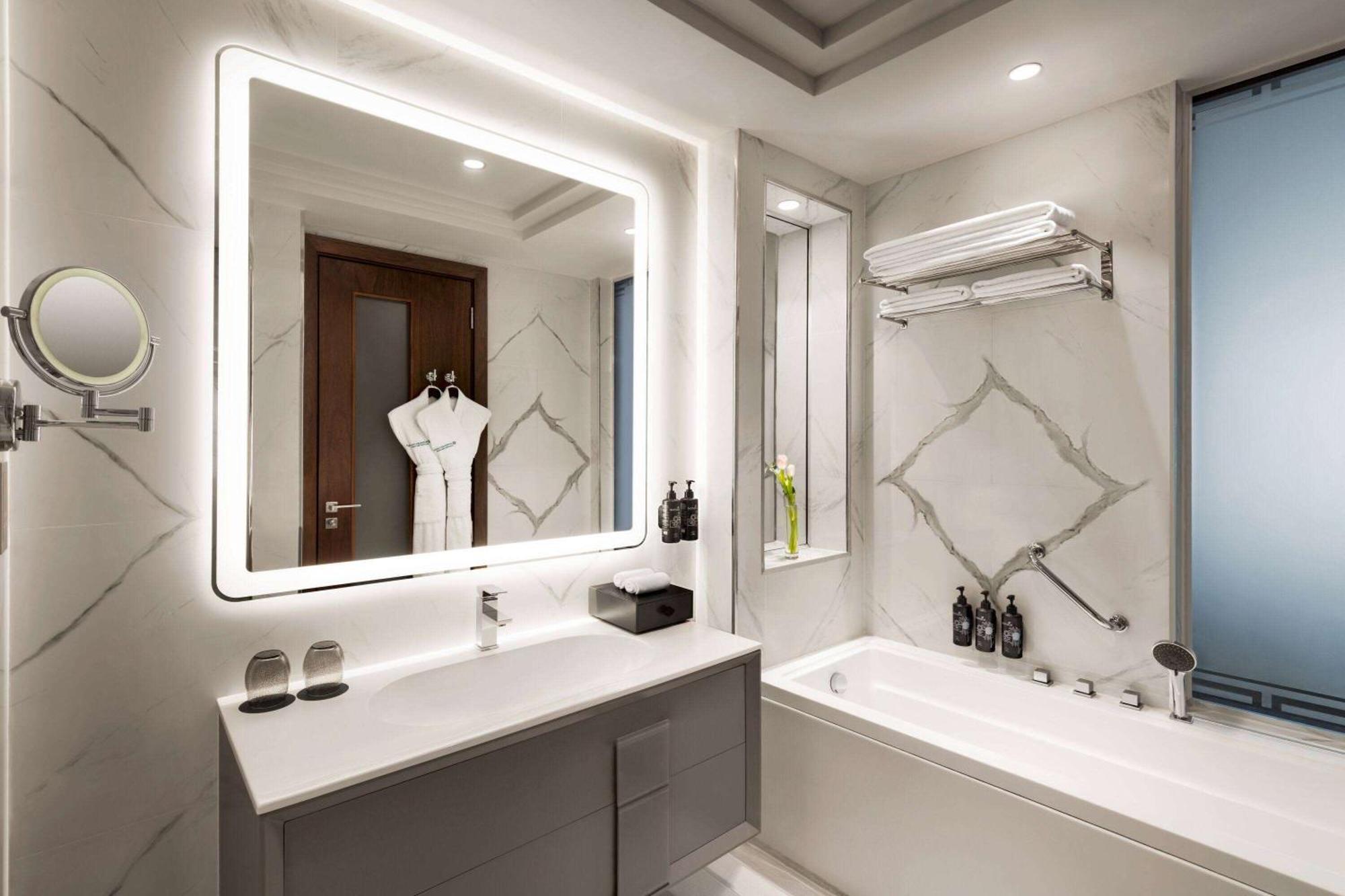Wyndham Grand Doha West Bay Beach Екстериор снимка Bathroom