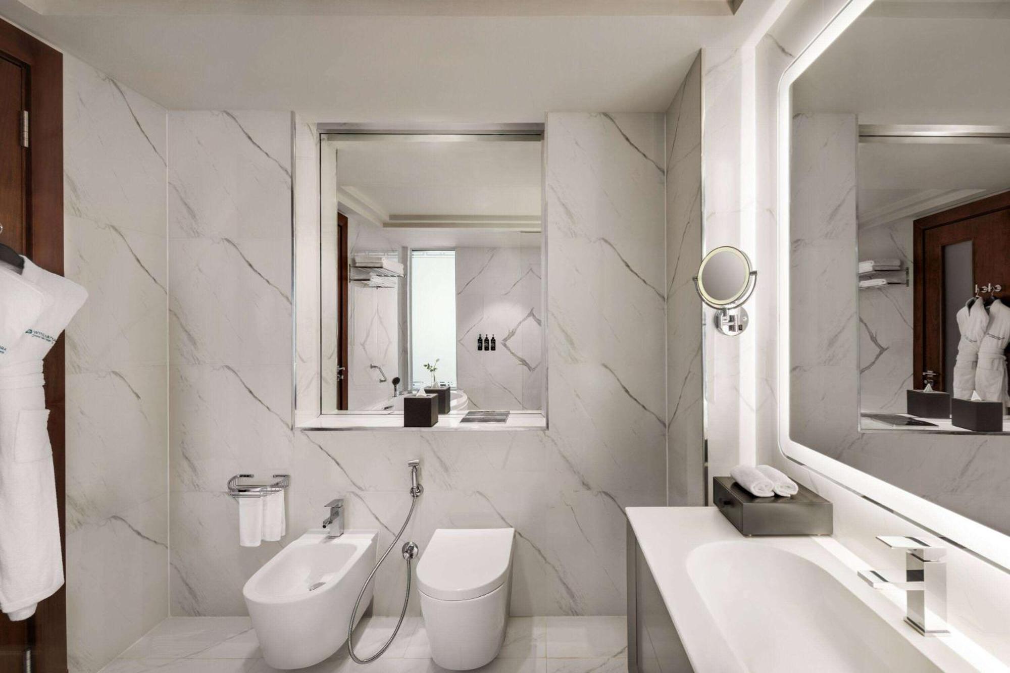 Wyndham Grand Doha West Bay Beach Екстериор снимка Bathroom