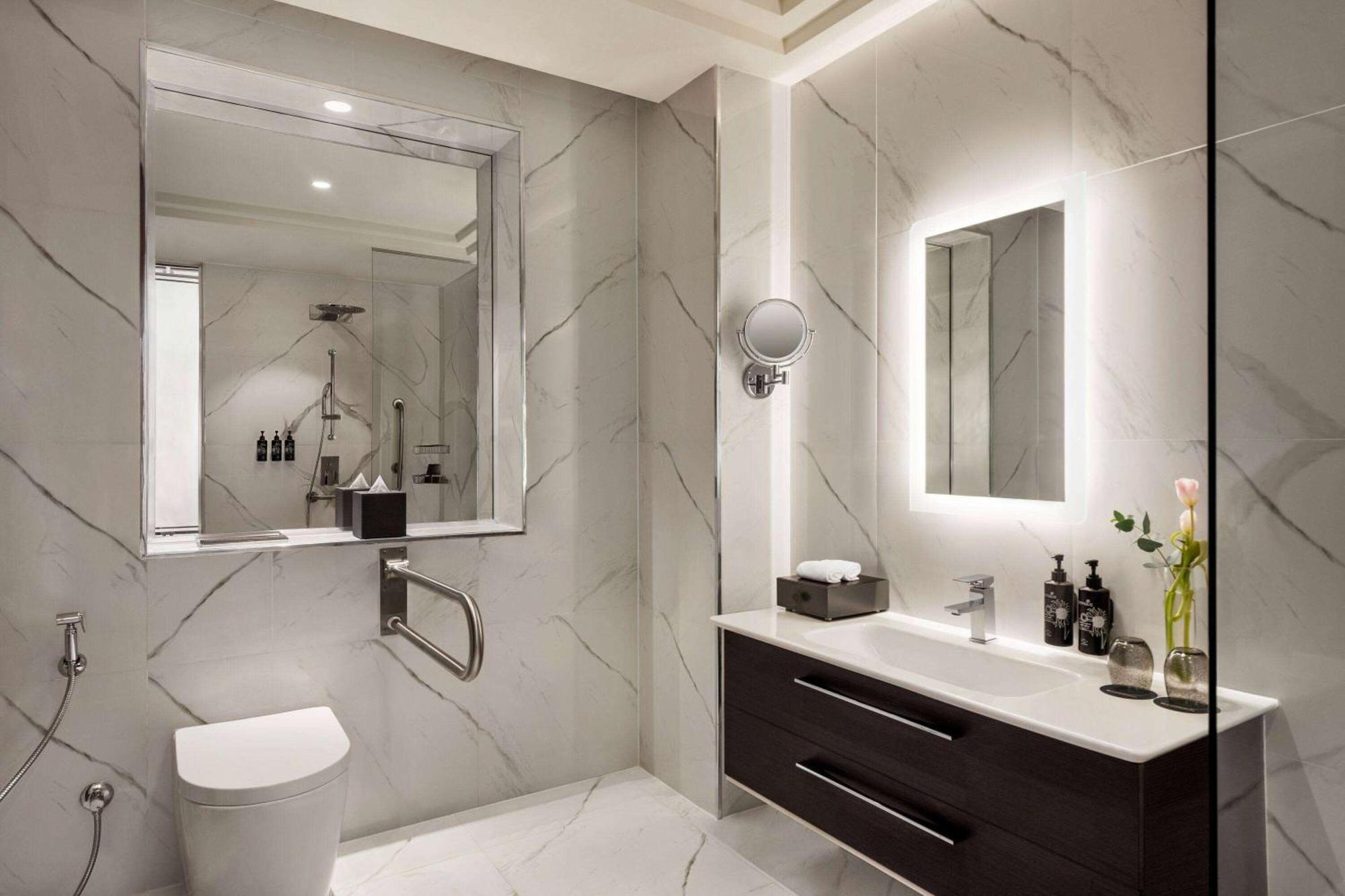 Wyndham Grand Doha West Bay Beach Екстериор снимка Bathroom